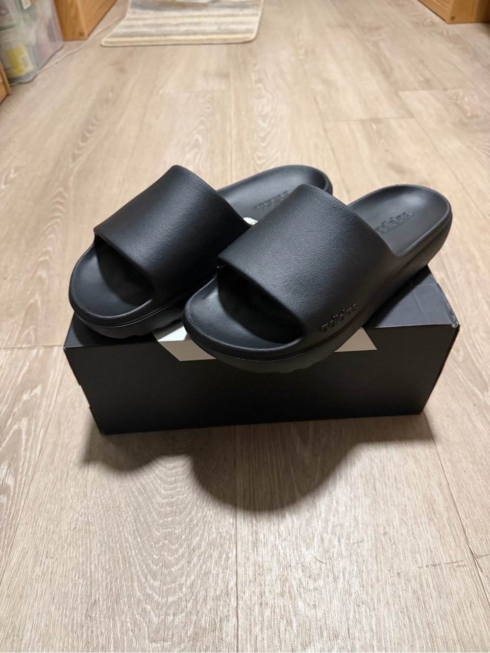 Brand NEW Adidas Adilette Lumia Slides with box - Size 9